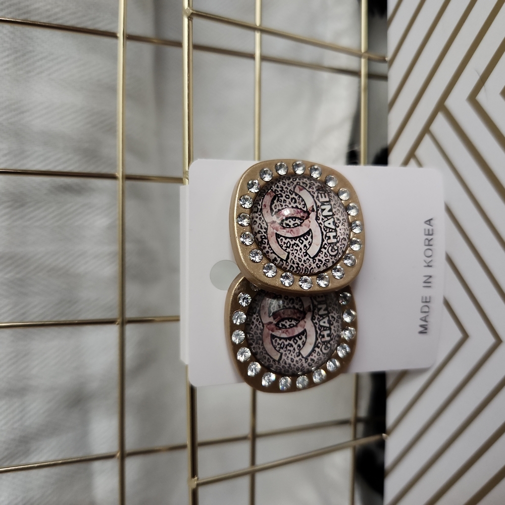 Luxurious earrings.